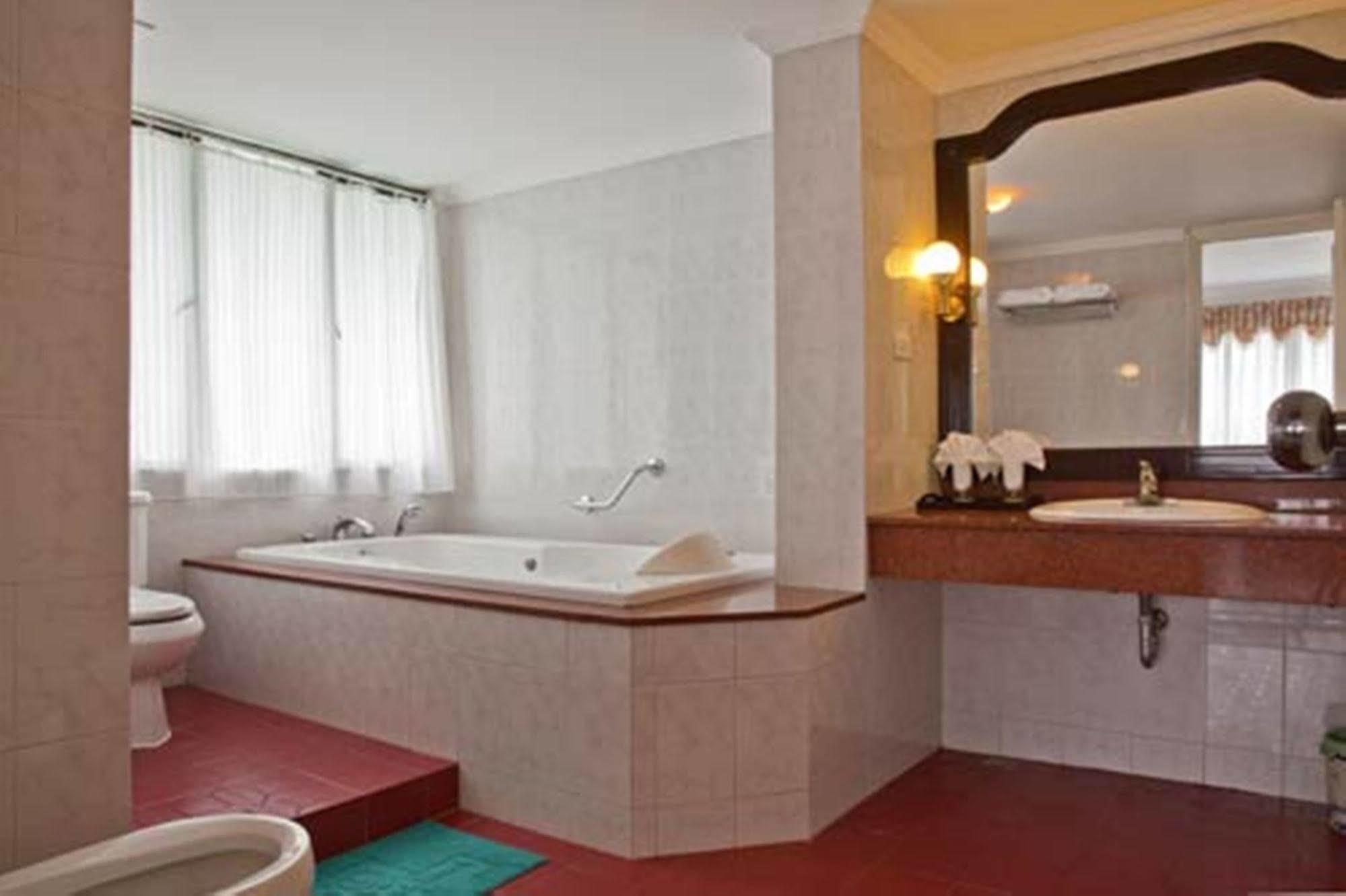 Green Park Hotel Ханой Экстерьер фото