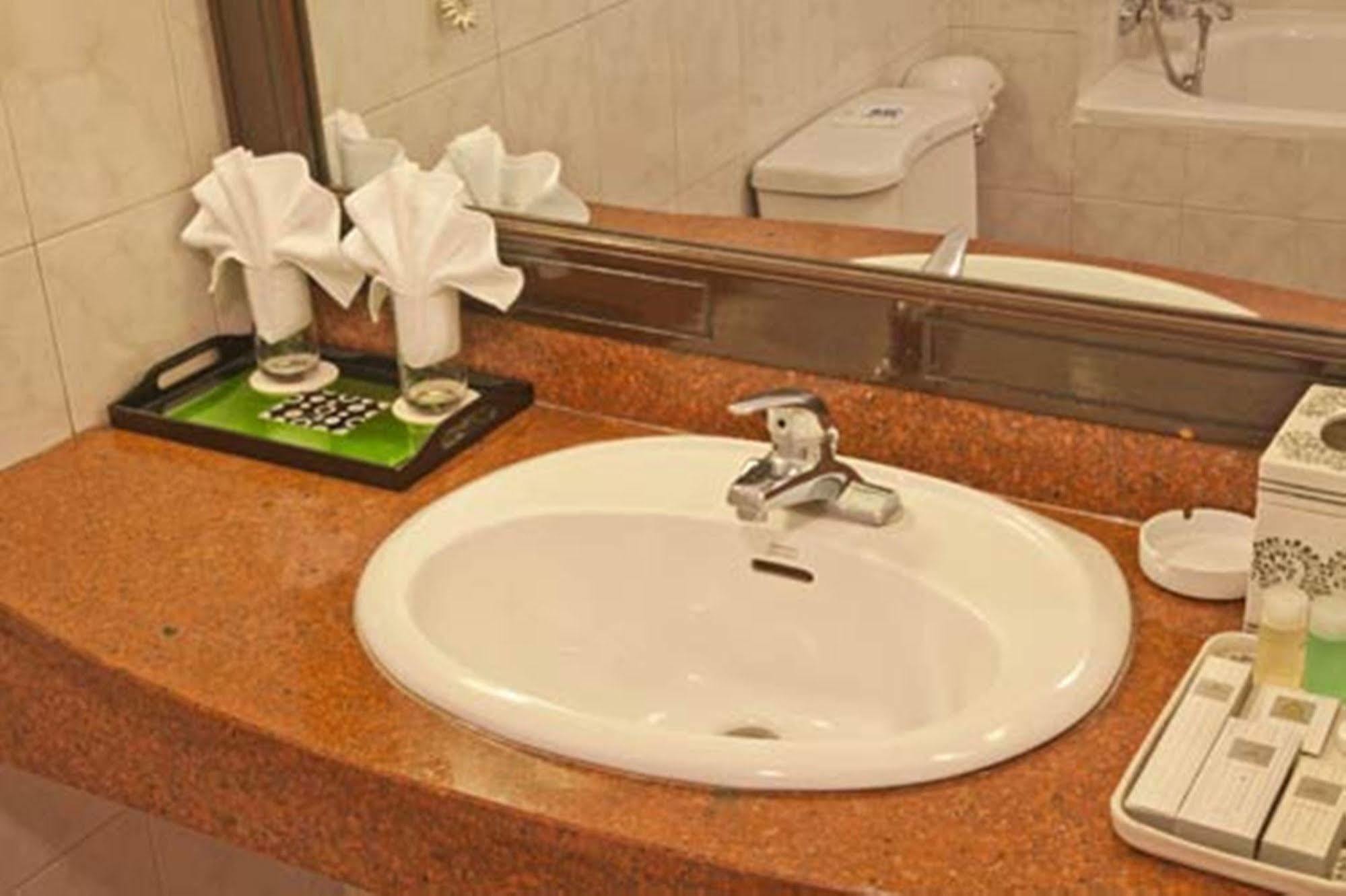 Green Park Hotel Ханой Экстерьер фото