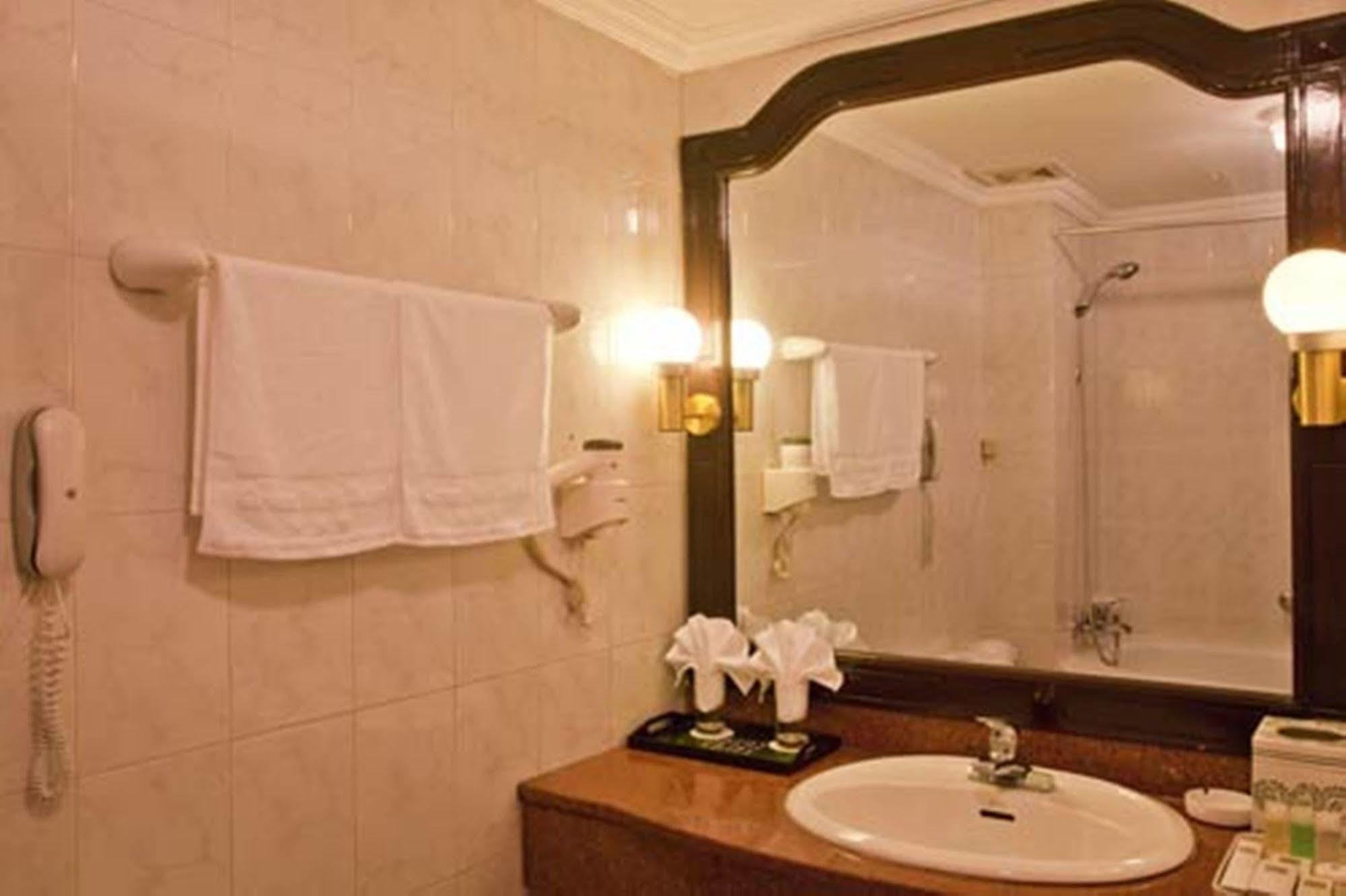 Green Park Hotel Ханой Экстерьер фото
